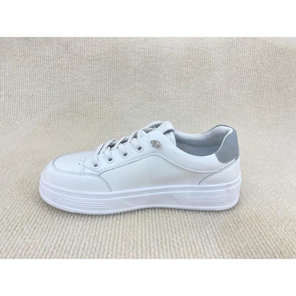 Women pure white and flat heel sport shoes with breathable mesh and lace up