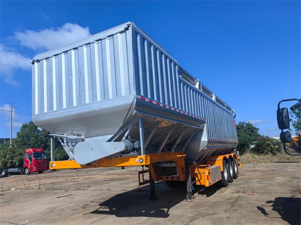 Camion-remorque de transport de poudre de fourrage pour animaux en vrac