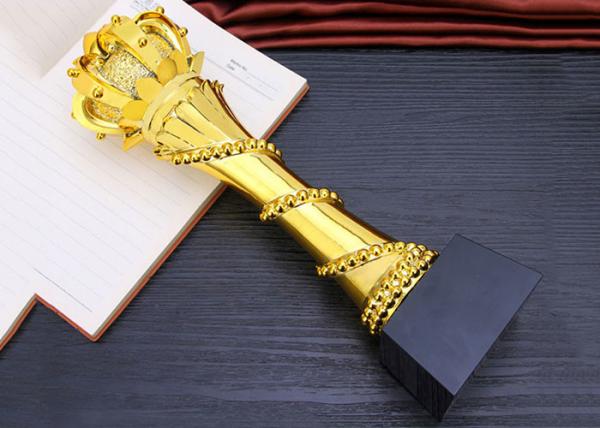 O troféu projetado elegante e luxuoso da resina, ouro chapeou a lembrança gloriosa
