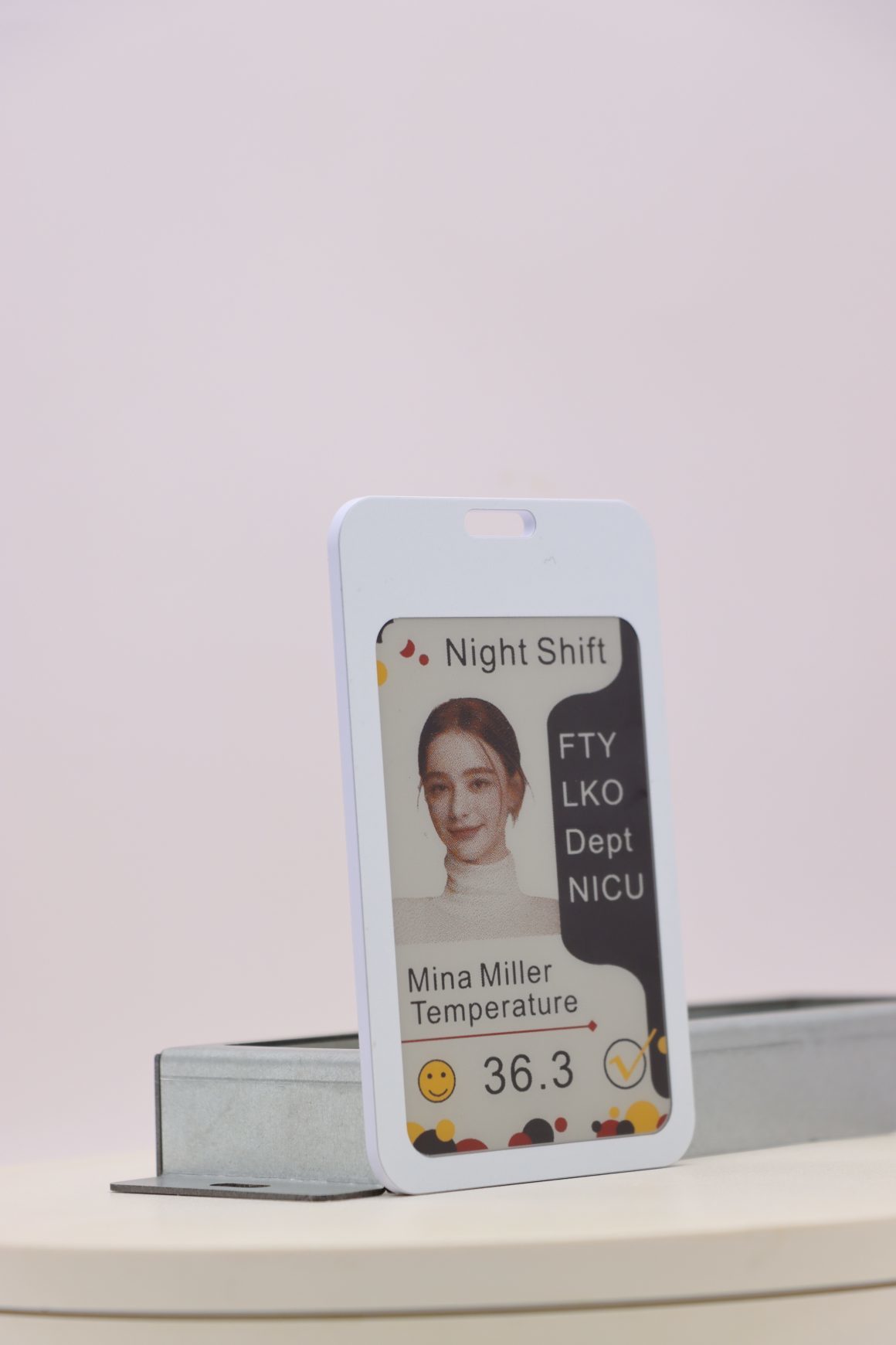 4 Inch 528×768 Dot Matrix E-Ink Badge  BLE NFC Wireless Charge