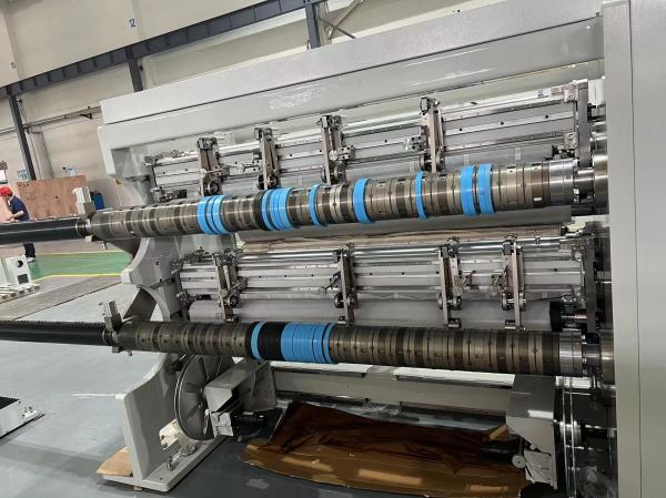 Ligne de refente de bobines d'acier pour machine à ligne