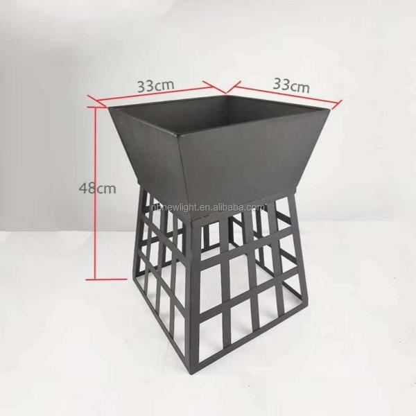 Современный камин для костра и барбекю в черной наружной обстановке