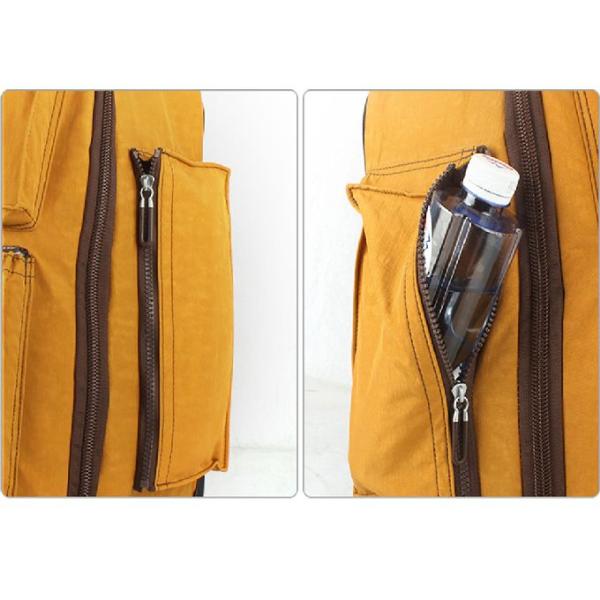 Желтая вагонетка перемещения на открытом воздухе спорт кладет стили в мешки полиэстера материальные многочисленные