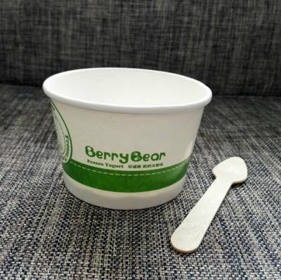 Os copos descartáveis do gelado com tampa e colher, costume imprimiram copos do gelado