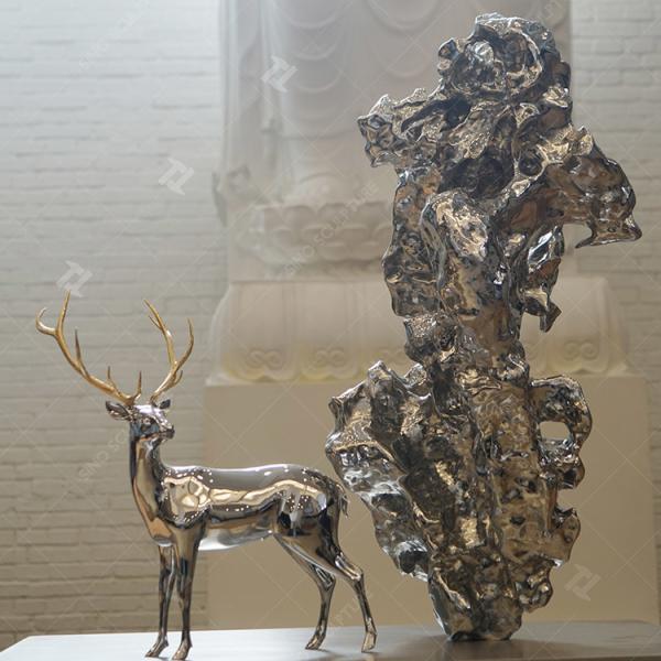Sculpture animale en acier inoxydable 316L, statue de cerf en métal moderne.