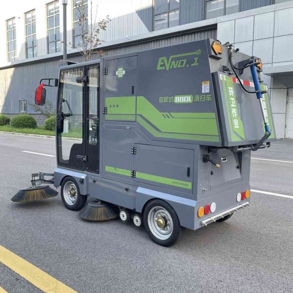 Large Ride On Industrial Sweeper High Power Dust / Debris Collection For Big Areas