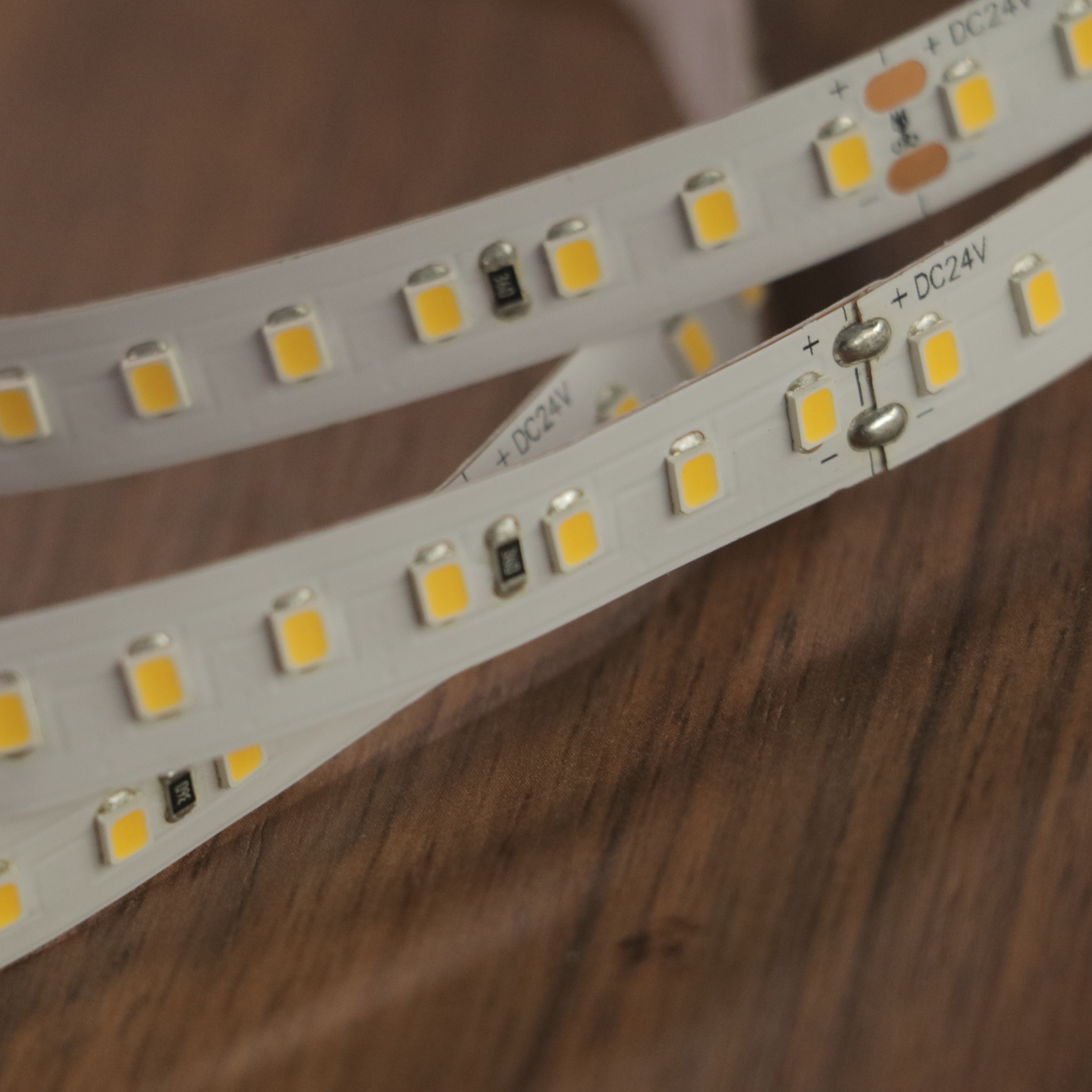 Прокладка 140LEDs СИД 24V ERP 2835 на метр БЕЛОЕ 2700K IP67