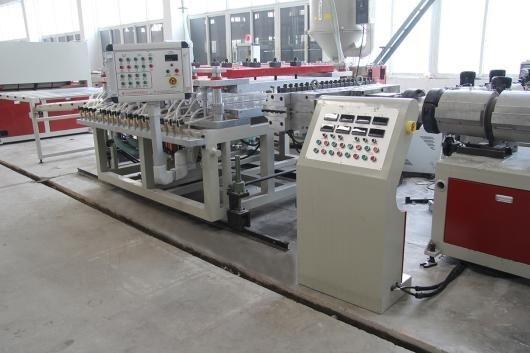 Linha de coextrusão de placas de espuma de PVC com material de parafuso 38CrMoALA e velocidade de parafuso de 34,7 rpm