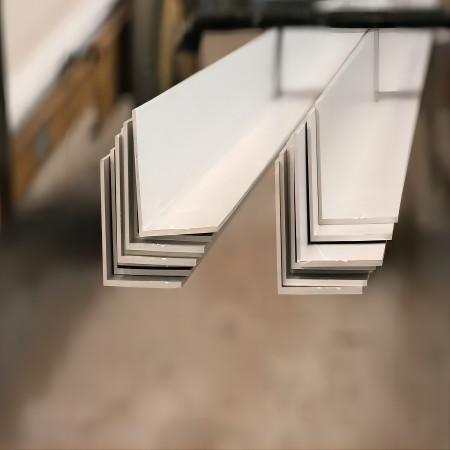 Ângulo desigual de alumínio anodizado de grande resistência L ODM do ângulo 5mm da forma