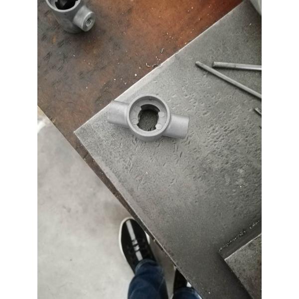 Металлические и пластиковые голубые расшатанные части больничной койки для ручной больничной койки