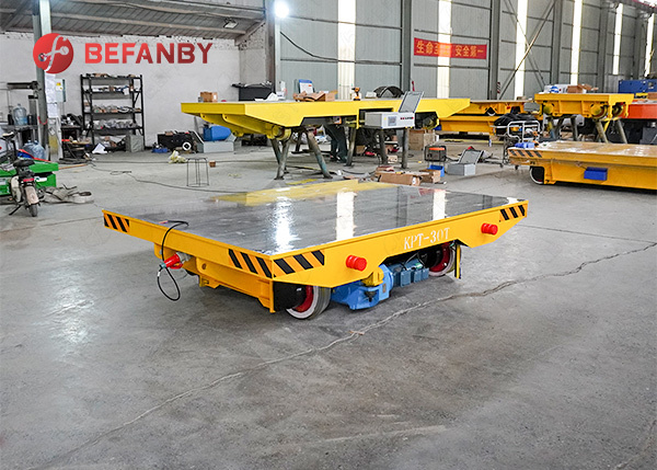 Vehículo de manipulación de materiales para uso en fábrica de carretes móviles personalizados
