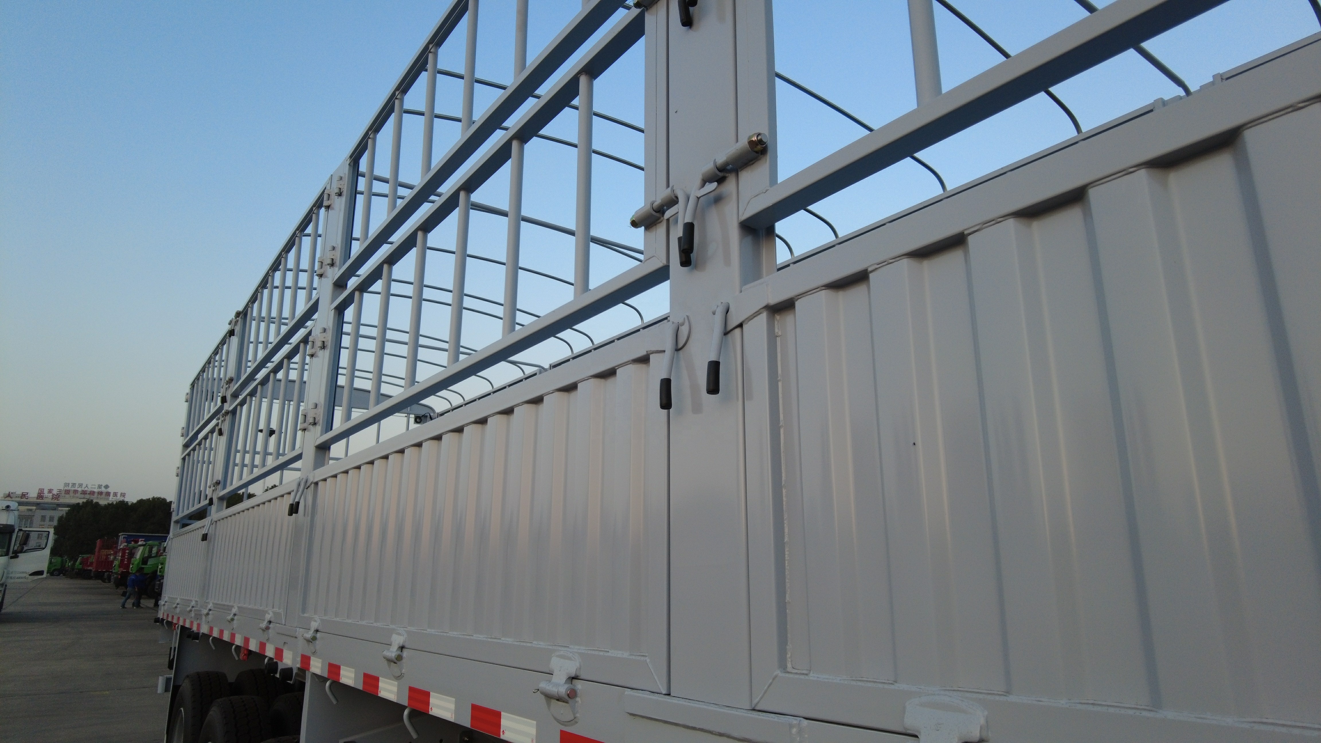 CIMC HUAJUN 11.00R20 Straight Beam Cargo Stake Fence Semi-Trailer for Cargo Transport