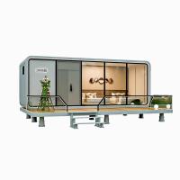 Installation d'une cabine Apple avec un mur extérieur sculpté en métal et une prise d'éclairage