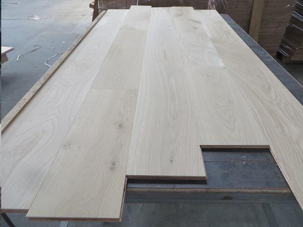 le chêne français non fini a machiné le plancher en bois, planche large, aucun revêtement, pré-poncé, catégorie d'ABCD. joint de langue et de cannelure