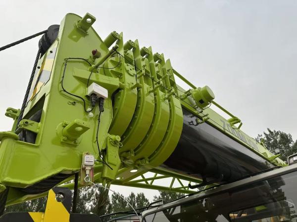 2013 Zoomlion QY80V 中古クレーン 48m メインアーム 17.5m 補助ブーム 13トンの対重量 優れた作業状態