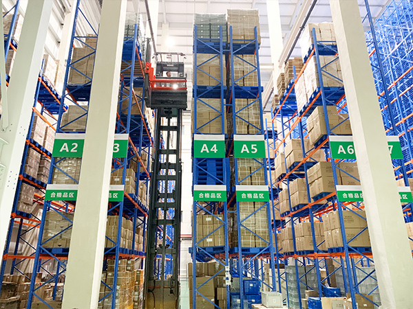 1.6 тонн Электрический подъемник 14,2 метров Высота подъема Человек устанавливается для узких проходов