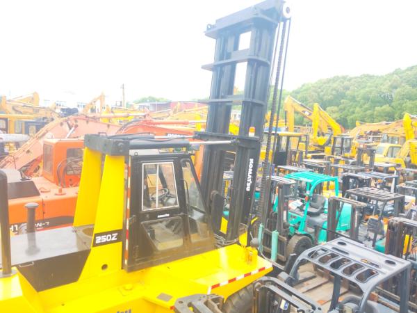                  Used Komatsu Forklift 25 Ton Komatsu Fd250 Forklifts with Good Condition Cheap Price Construction Machinery for Sale             