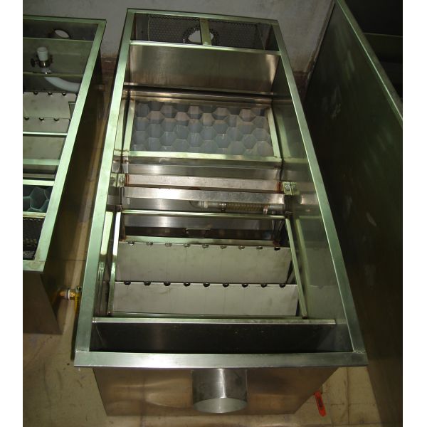 Gravity oil-water separator
