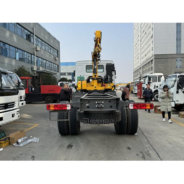 SINOTRUK HOWO Diesel Cargo Truck 4x4 6 Wheeler Chassis With Crane Low Price