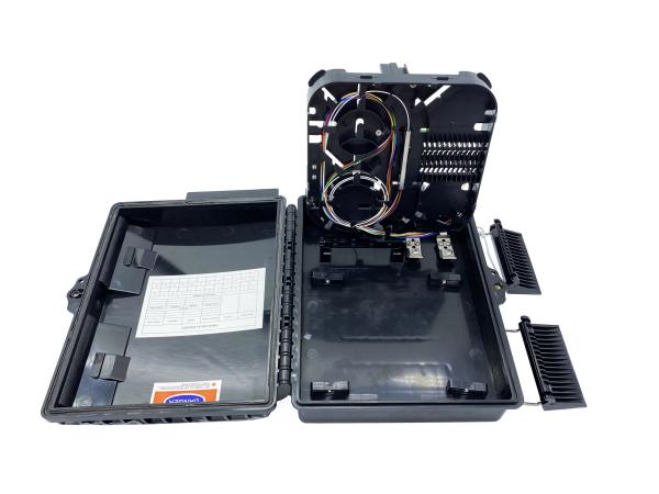 Boîte de répartition de séparateur de fibres optiques IP65 montée sur un poteau FTTH Ports à chute plate