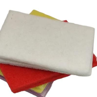 Éponge à récurer en polyester durable et résistante pour un nettoyage puissant.