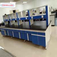 Un banc de laboratoire de chimie bien organisé avec des tiroirs et une surface bleue lisse