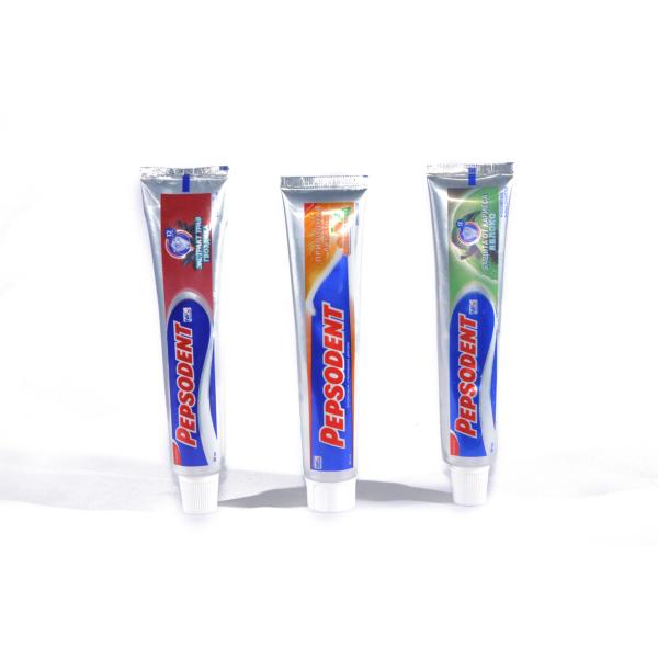 Pepsodent caçoa os dentes que claream o dentífrico sensível dos ingredientes