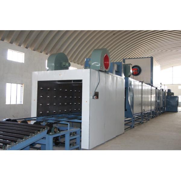 Сварщик швов сопротивления на линии производства сварки стальных барабанов