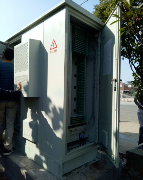 La prueba del tiempo galvanizó el gabinete al aire libre de acero del equipo con Front Door y la puerta posterior