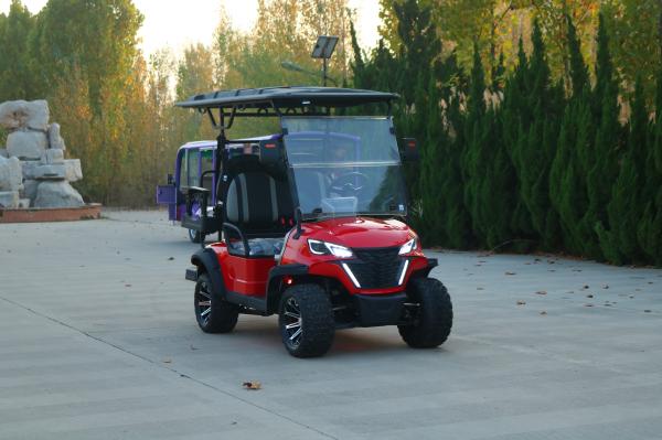 Le chariot de golf tout-terrain électrique à batterie de lithium rouge peut accueillir quatre personnes et supporte la personnalisation