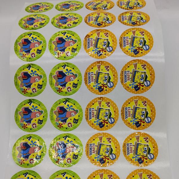 Os desenhos animados lustrosos esparadrapos imprimíveis das etiquetas BOPP de CMYK cortaram folhas da etiqueta