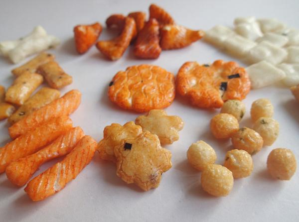 Os biscoitos japoneses doces do arroz do OEM de China misturam petiscos do biscoito do arroz