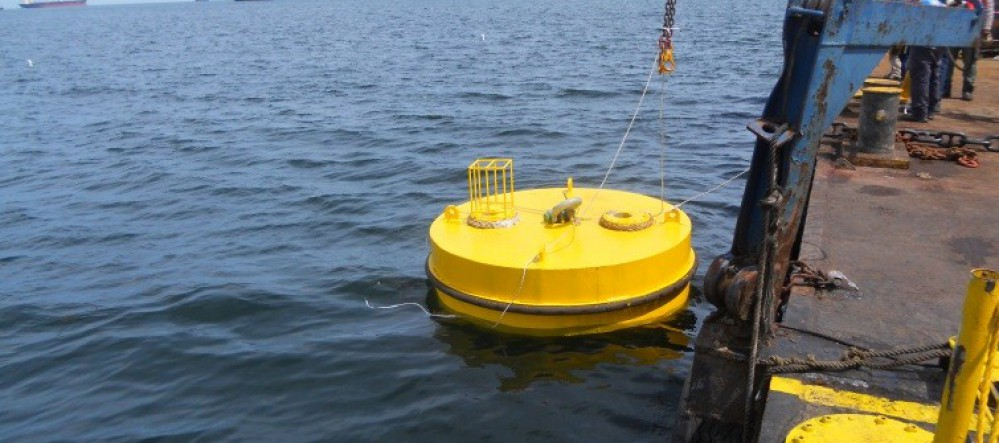 Плавая морская отметка ставит бакены системы проверки качества воды канала океана