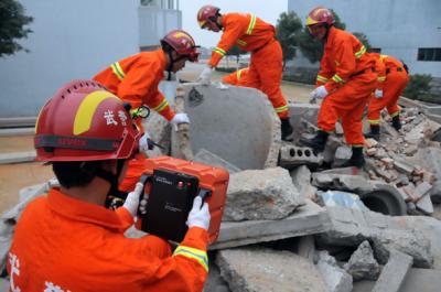 Da emergência do terremoto da equipe de salvamento localizador da vida humana do radar recentemente