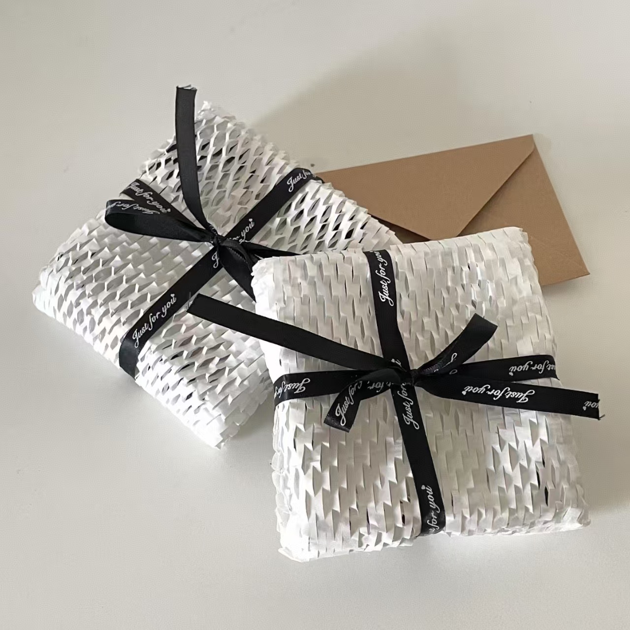 Black & White Honeycomb Paper Duo – Expandable Gift Wrap Set for Modern & Minimalist Gifts