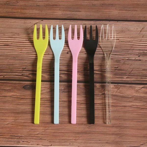 O gelado plástico da faca da forquilha da colher do gelado colore o preto amarelo das colheres