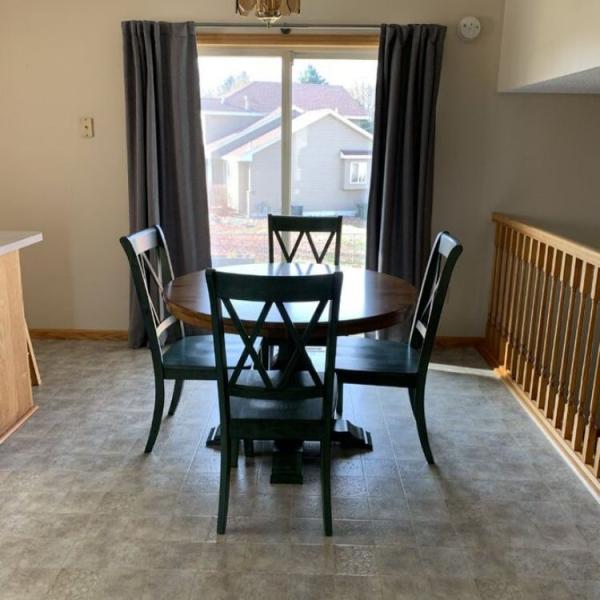 Silla de comedor de madera maciza para hoteles y restaurantes Diseño de espalda clásica de cruz Construcción resistente