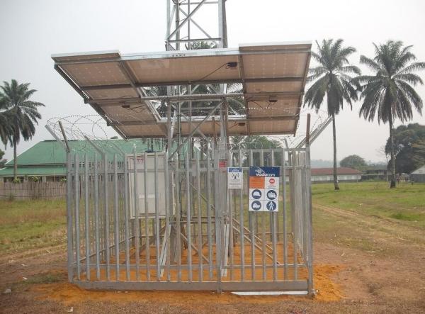 A torre de aço da telecomunicação com mergulho quente dos acessórios relacionados galvanizou