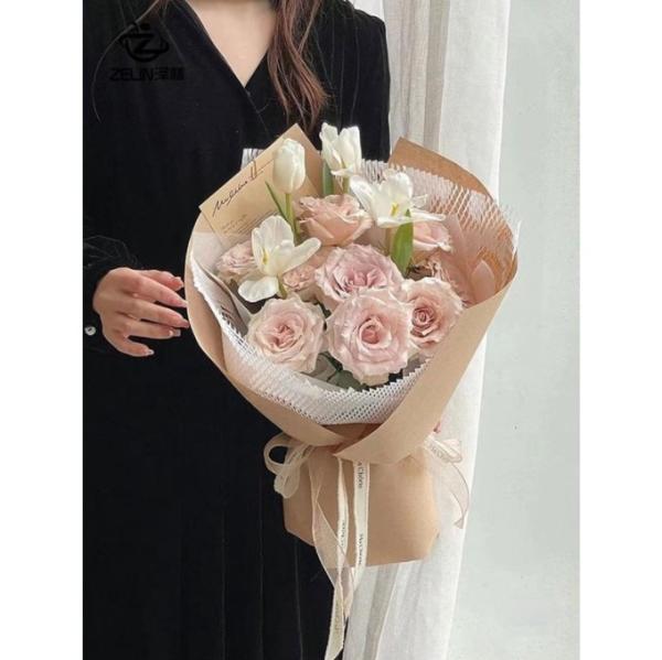 Des bouquets de papier à la mode en couleurs pour emballer des fleurs