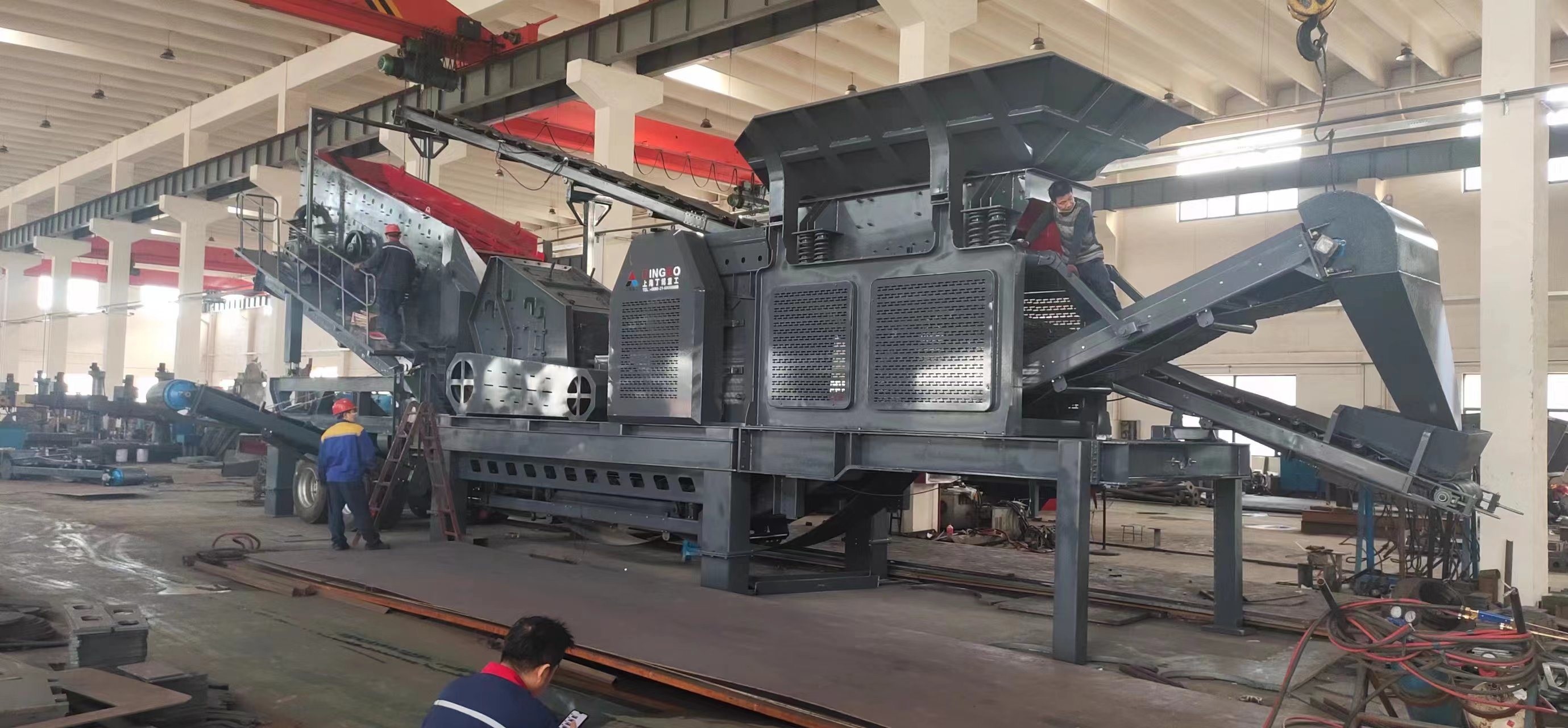 Mobile Granite Impact Crusher Machine 100 T/H Customized Request Outlet Size 50-100mm