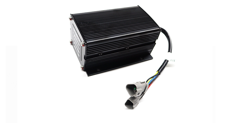 Forklift DCDC Converter with Contactless Switch Technology, Pre-Charge Protection, and IP65 Protection for Reliable On-Board Power Supply