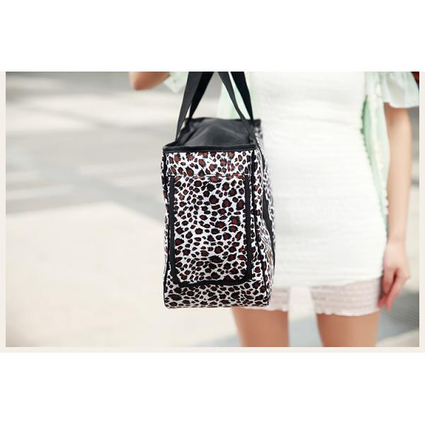 Сумки несущих собаки продуктов нового любимца леопарда на открытом воздухе