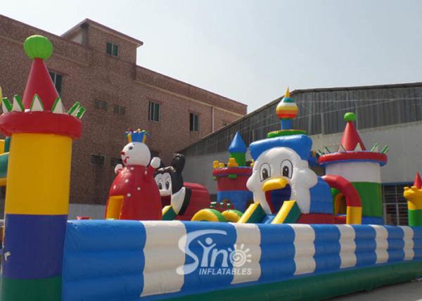 Campo de jogos inflável das crianças exteriores de Tom e de Jerry feito do material de encerado do pvc de 0.55mm para a cidade inflável do divertimento das crianças