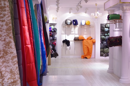 Гамак нейлона полиэстера на открытом воздухе располагаясь лагерем