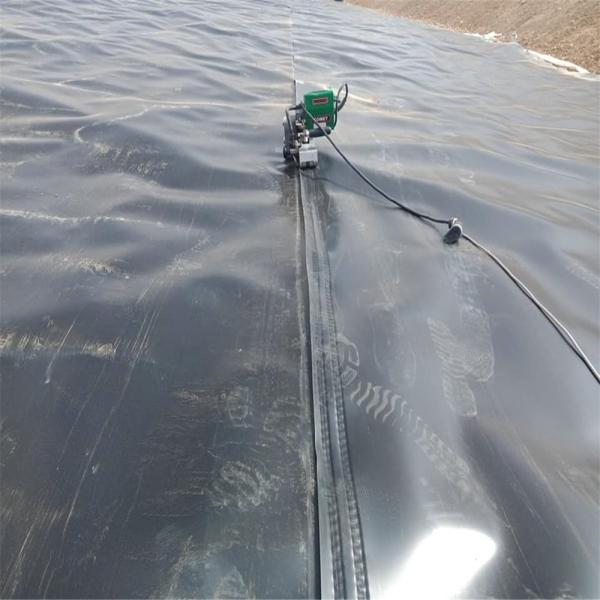 1Geomembrana de HDPE de 0,5 mm para formação no local de um lago artificial, paisagem, canal fluvial, leves