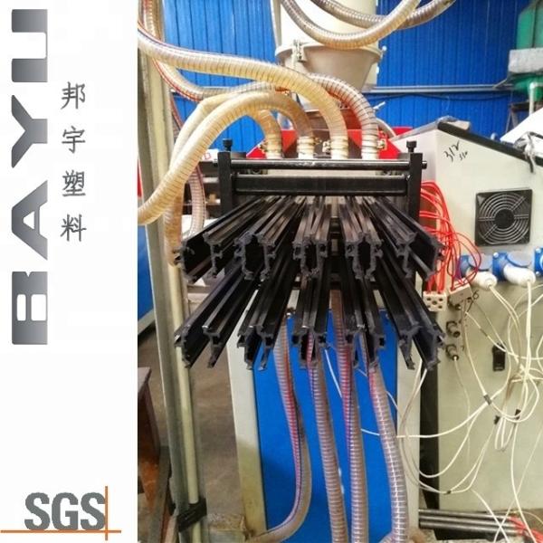 Moldagem de plástico usadas em máquinas de parafuso único para produção de tiras de isolamento térmico