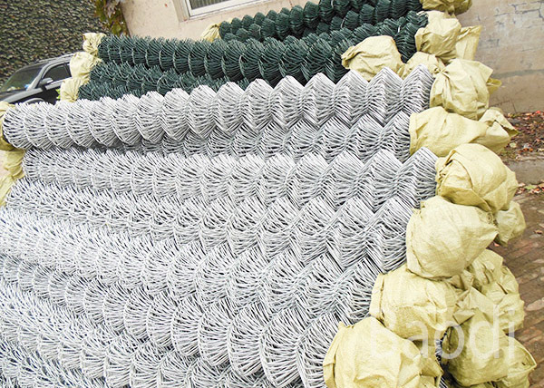 Roll Galvanized Chain Link Fabric / Metal Cyclone Fence With Galvanized Metal Post