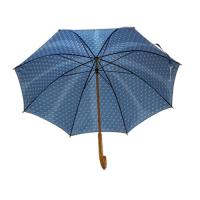 La fleur a imprimé le parapluie en bois de tissu de pongé de poignée de l'axe J