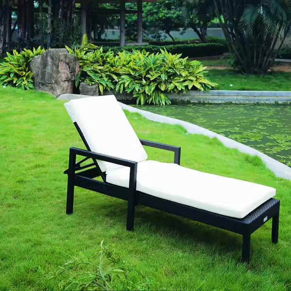 Customized Outdoor Furniture Single Sun Lounger for Patio Hotel Rattan