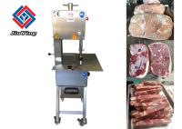 L'os de machine de transformation de la viande de nourriture a vu le coupeur avec des gants d'acier inoxydable